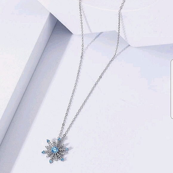 CLEARANCE 💖Snowflake Charm Necklace - Picture 3 of 3
